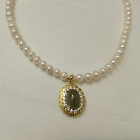 Freshwater pearl necklace with jade pendant. - Picture 3 of 4
